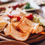 Wie man Schmalz auf ukrainische Art in einem Glas salzt: